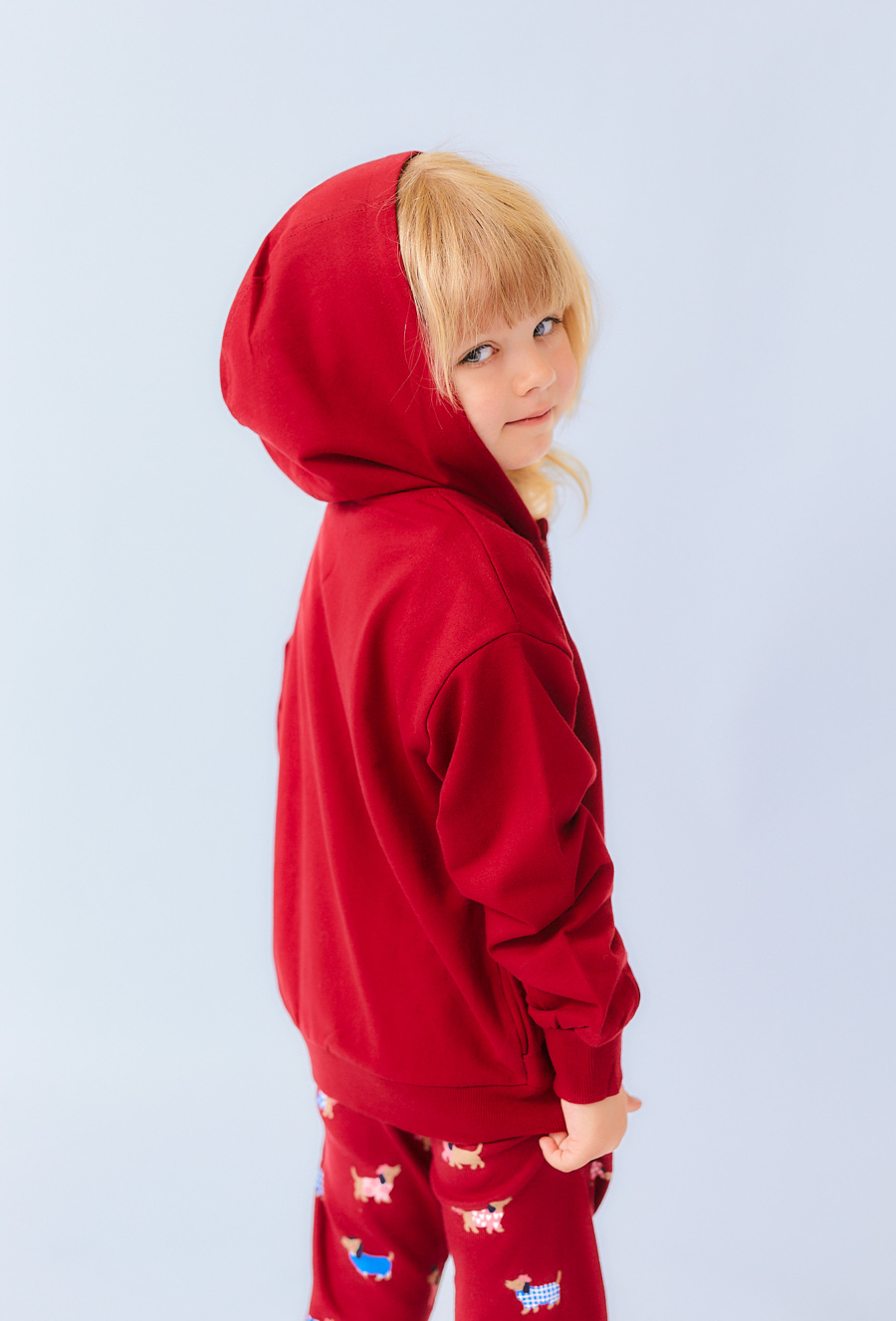 Czerwona bluza z kapturem dla dziewczynki – haft z pieskiem.