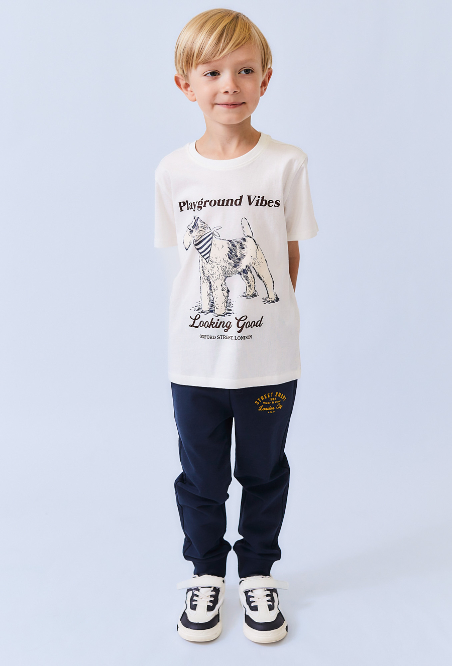 Biała koszulka chłopięca z nadrukiem pieska i napisem.
