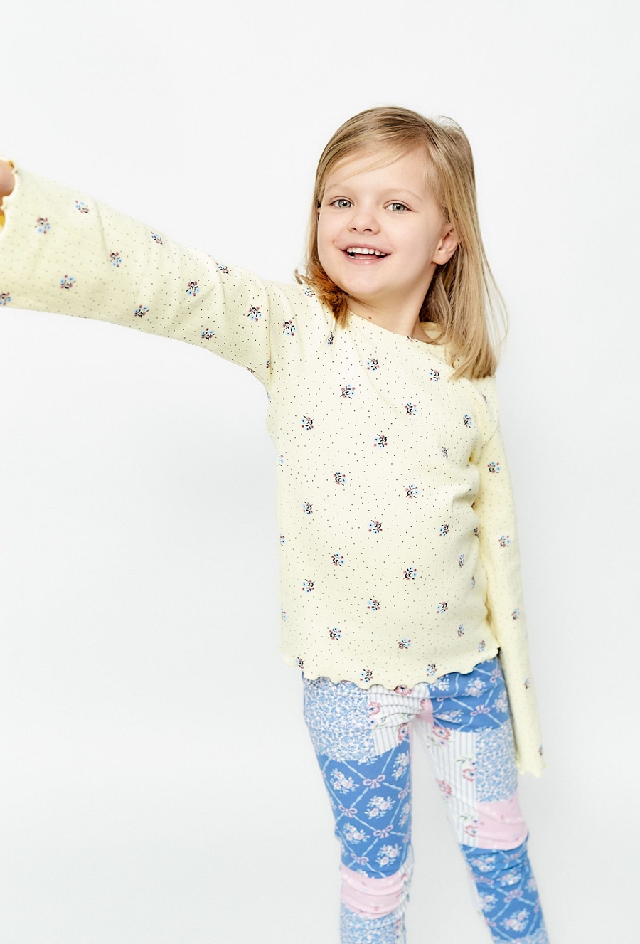 Bluzka z drobnym wzorem i falbankami