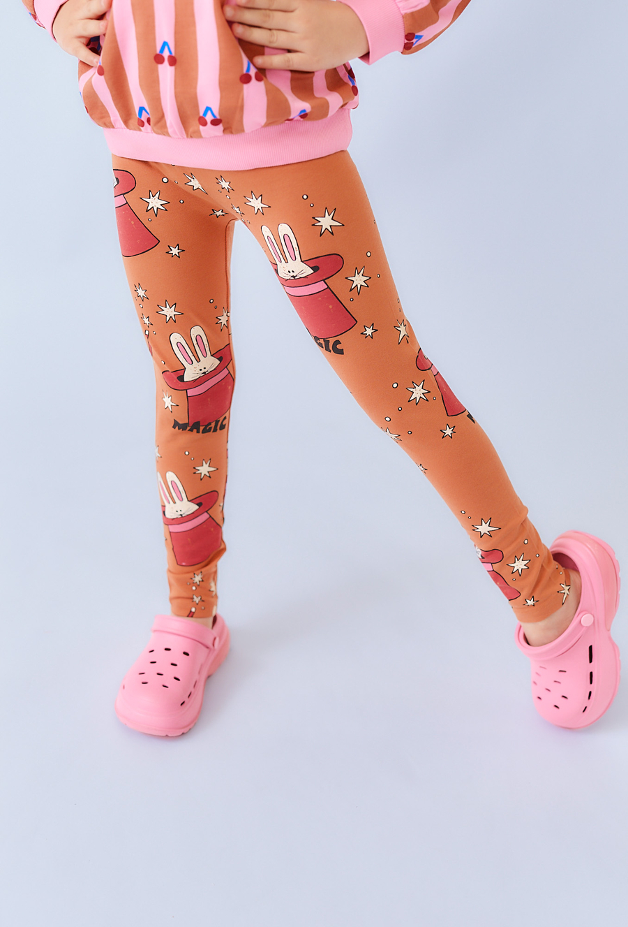 Brązowe legginsy dziewczęce z nadrukiem ólików.