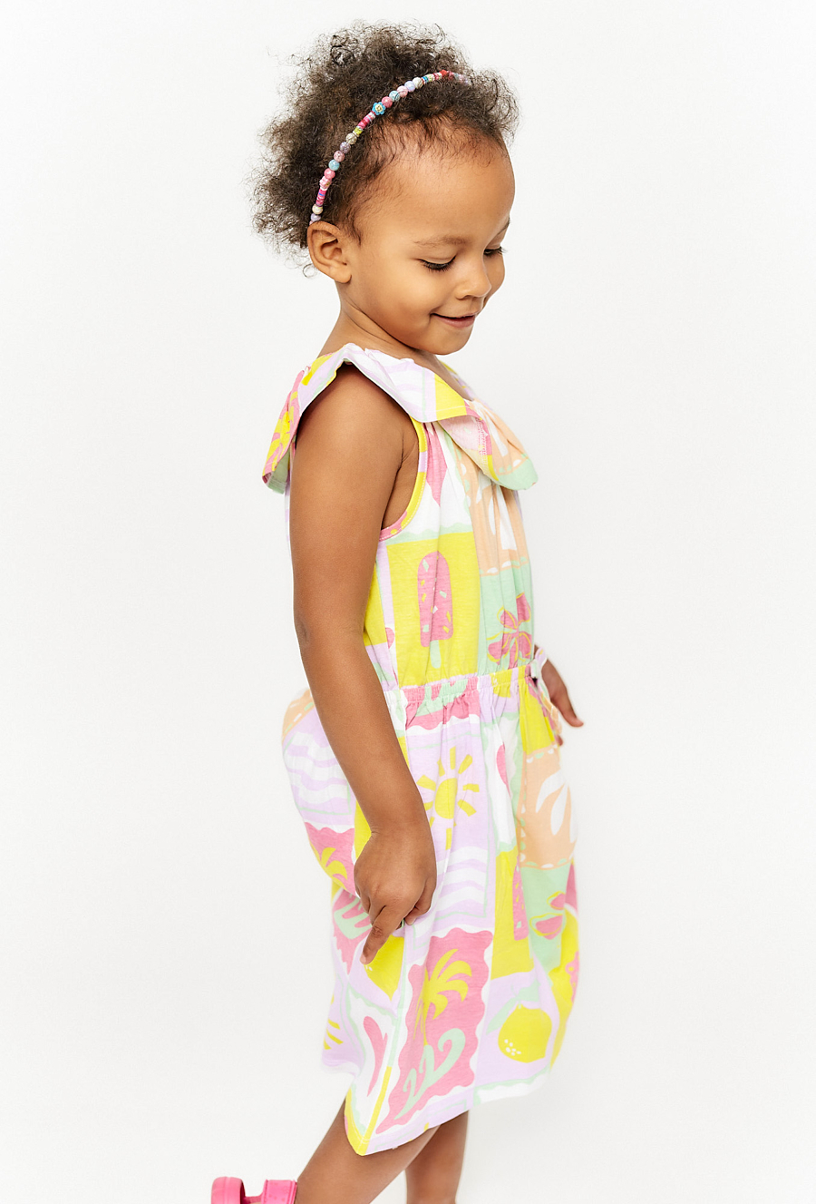 Kolorowa sukienka dziewczęca z wakacyjnym nadrukiem.