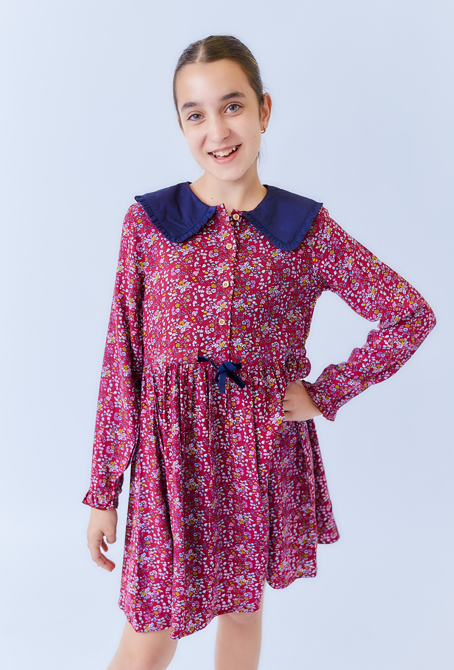 Czerwona sukienka dziewczęca z długim rękawem i wiązaniem