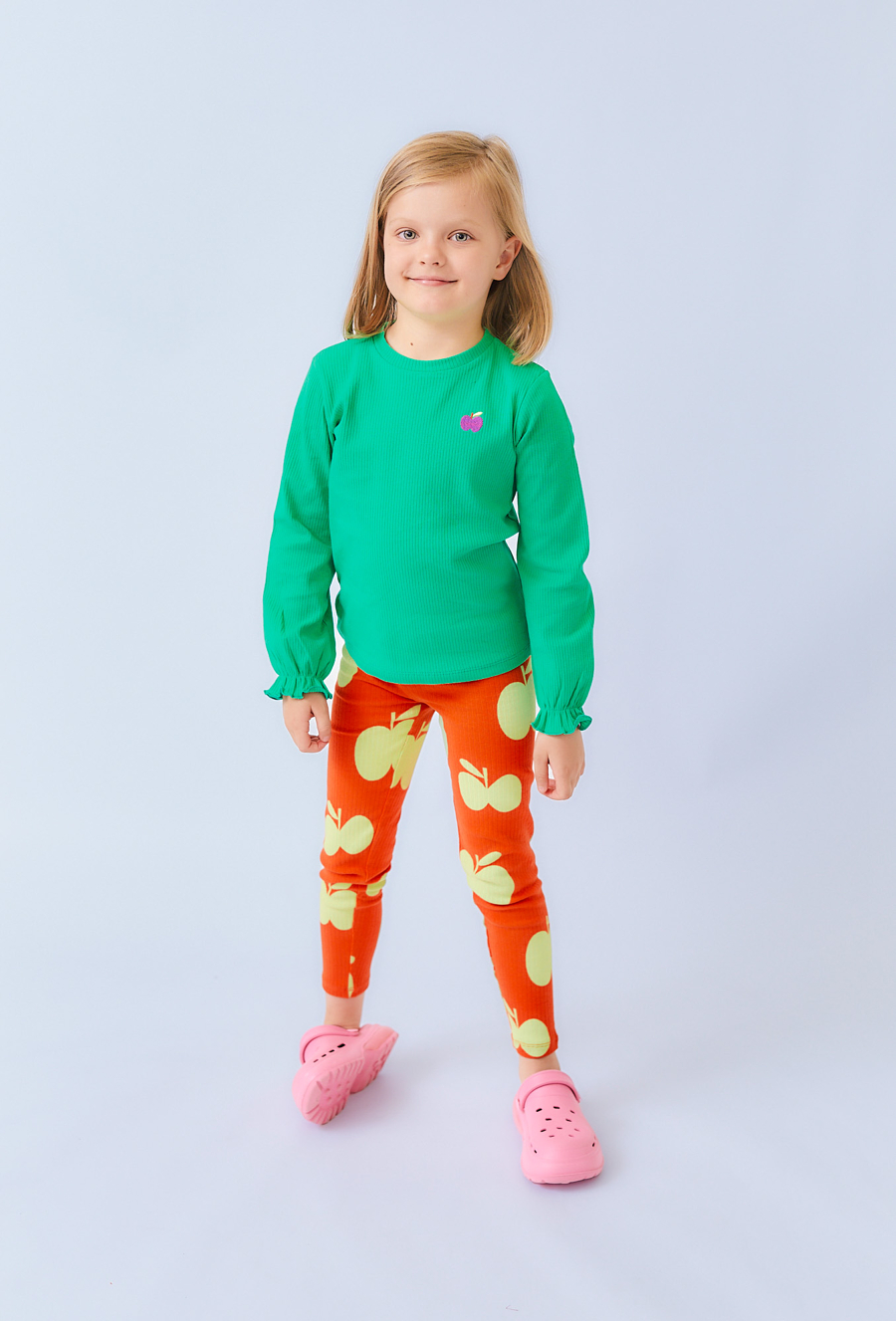 Zielona bluzka rib z haftowanym jabłuszkiem dla dziewczynki