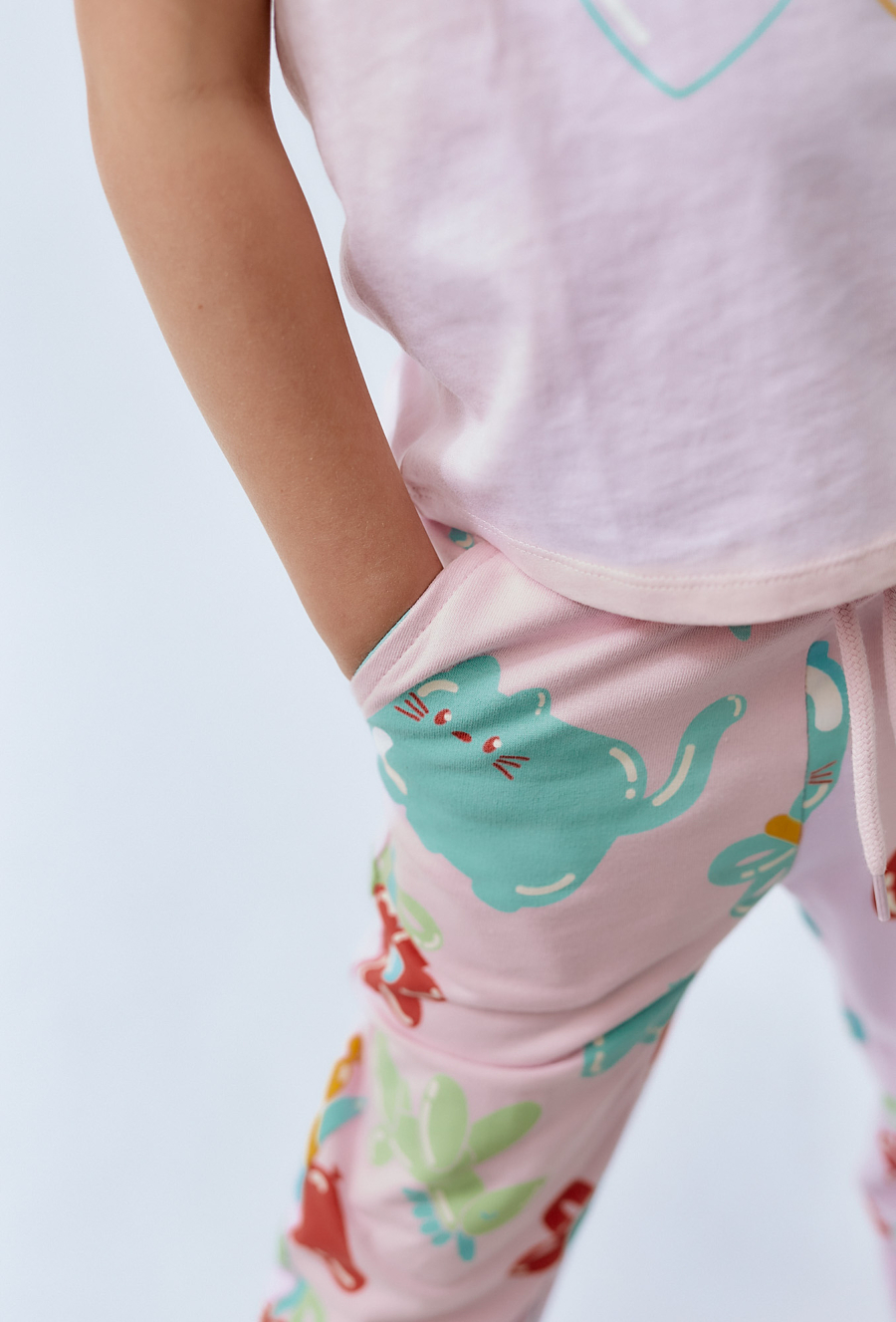 Spodnie dresowe z kolorowym nadrukiem