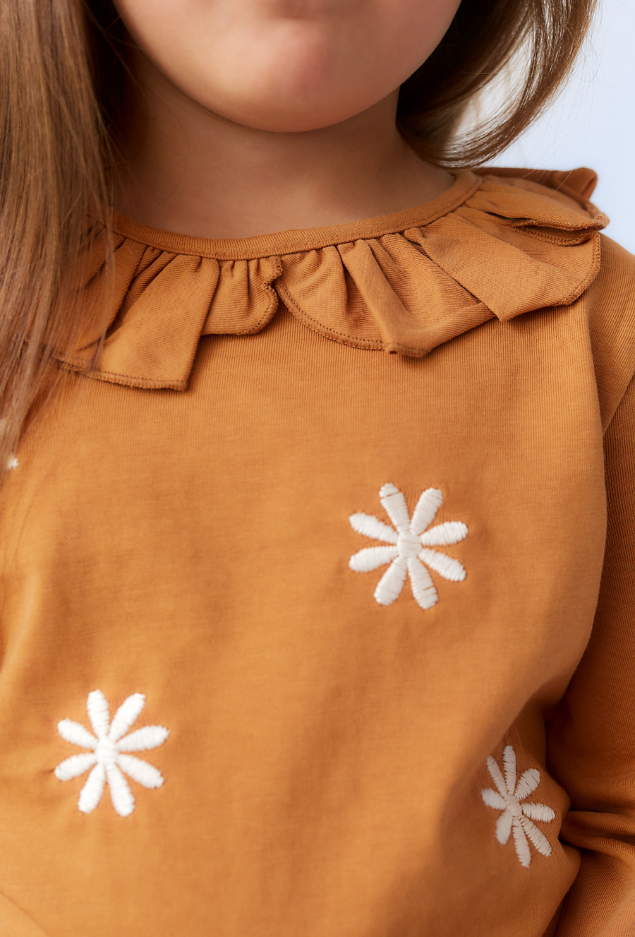 Bluzka dziewczęca z falbanką i haftowanymi kwiatami