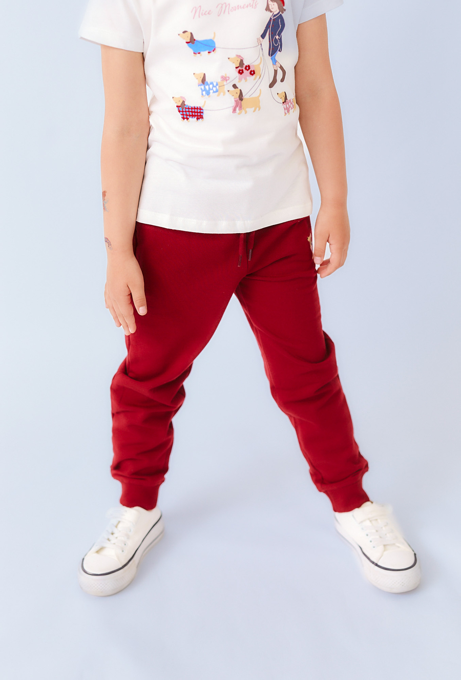 Czerwone spodnie dresowe dziewczęce z haftem.