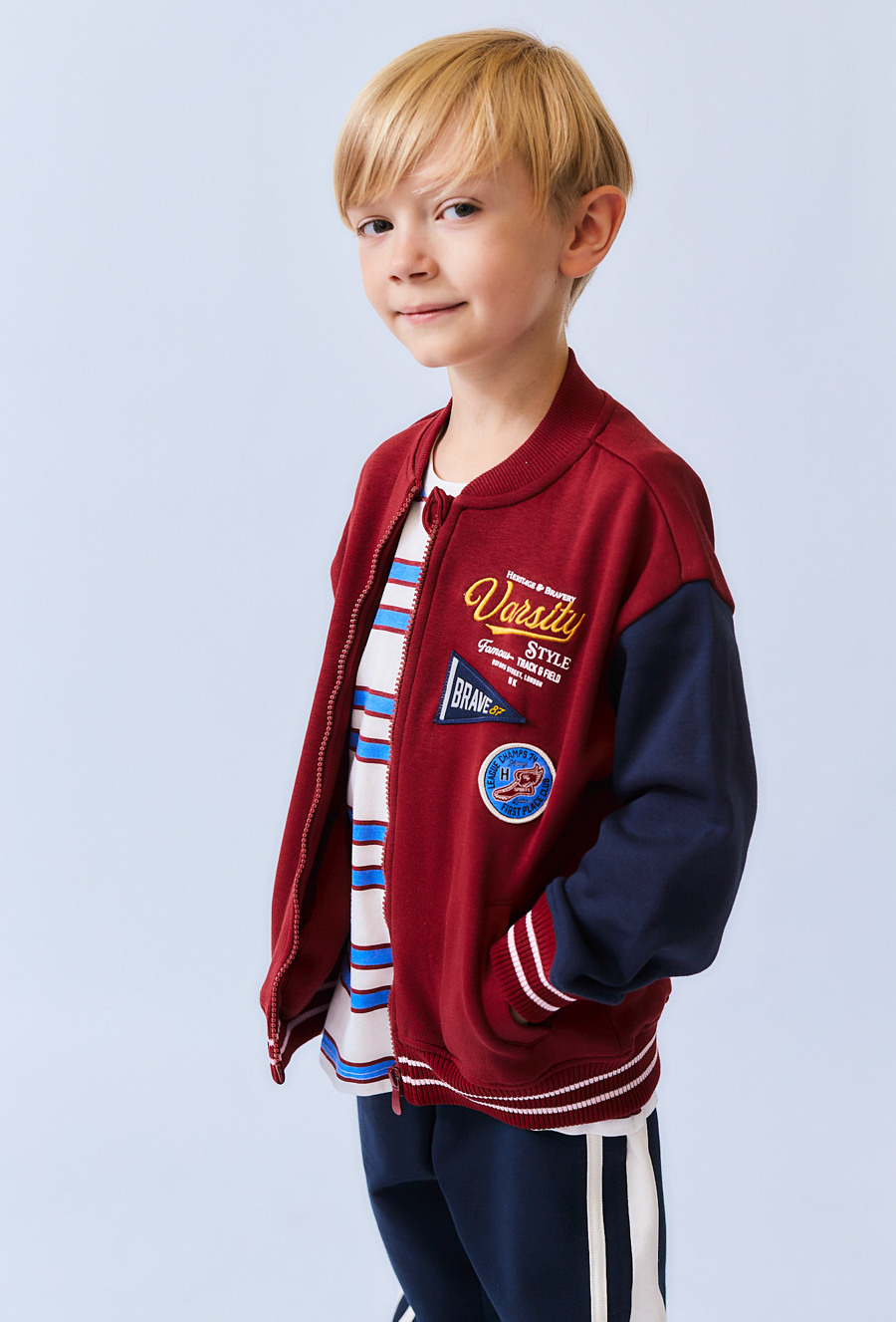 Czerwona bluza chłopięca z nadrukami i aplikacjami – rozpinana.