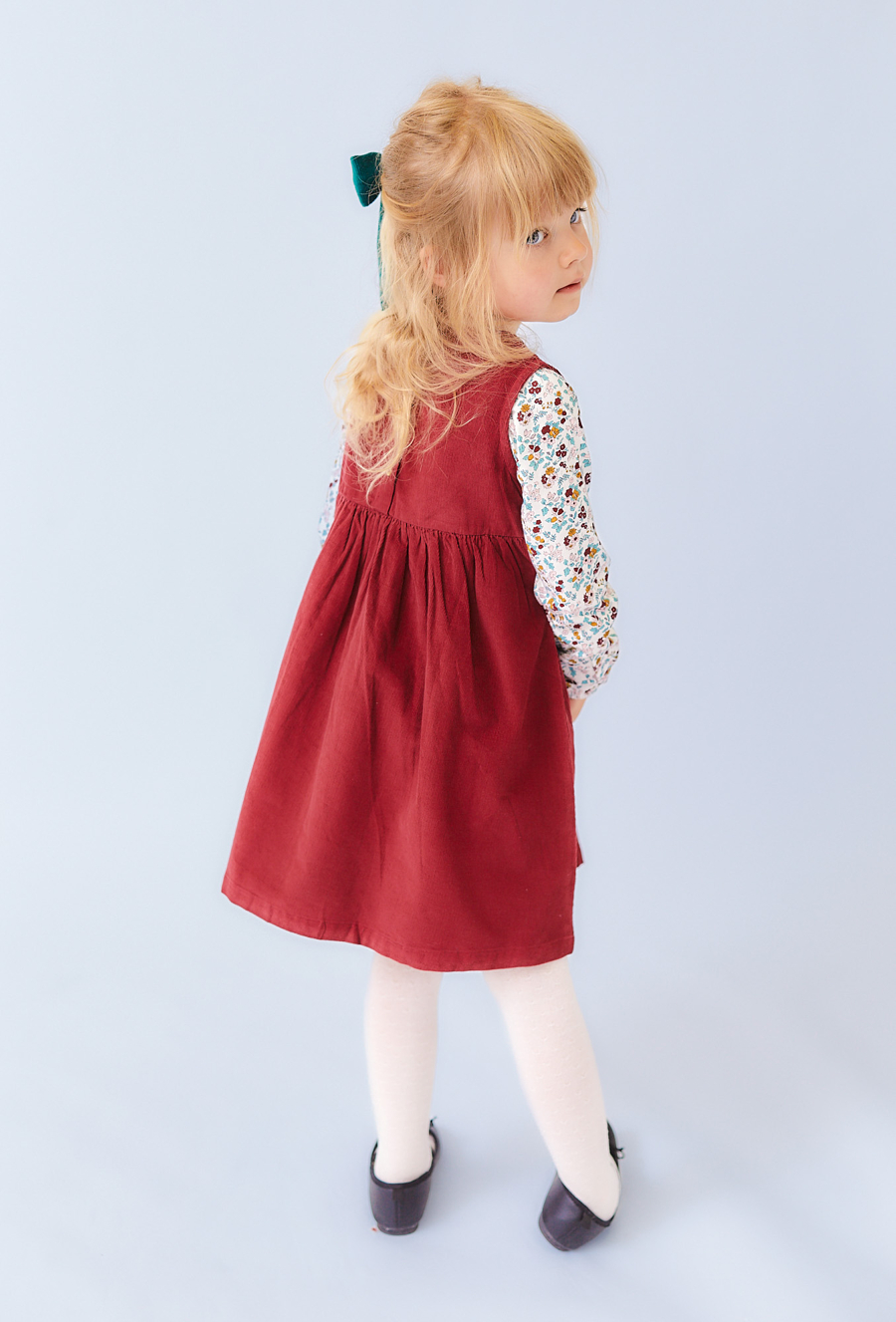 Czerwona sukienka sztruksowa z haftem