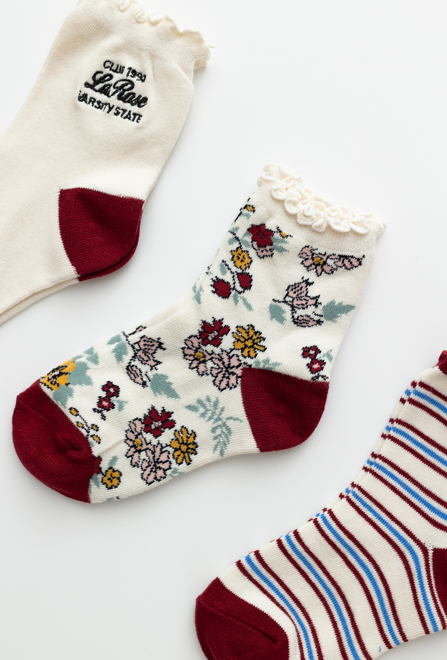 Skarpety dziewczęce 3-pak – kwiatki paski. bordowe detale.