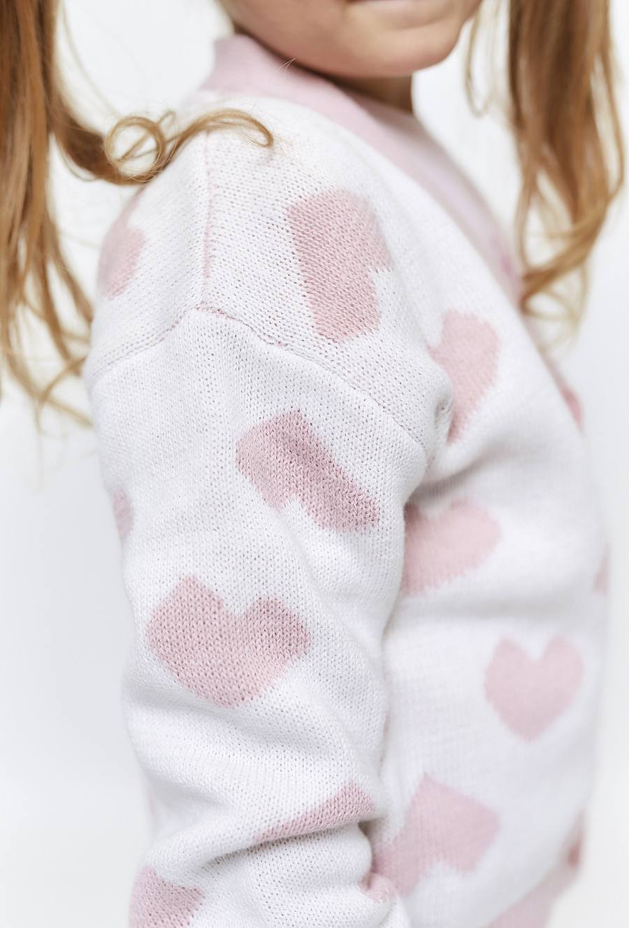 Sweter dziewczęcy rozpinany - ecru w różowe serduszka