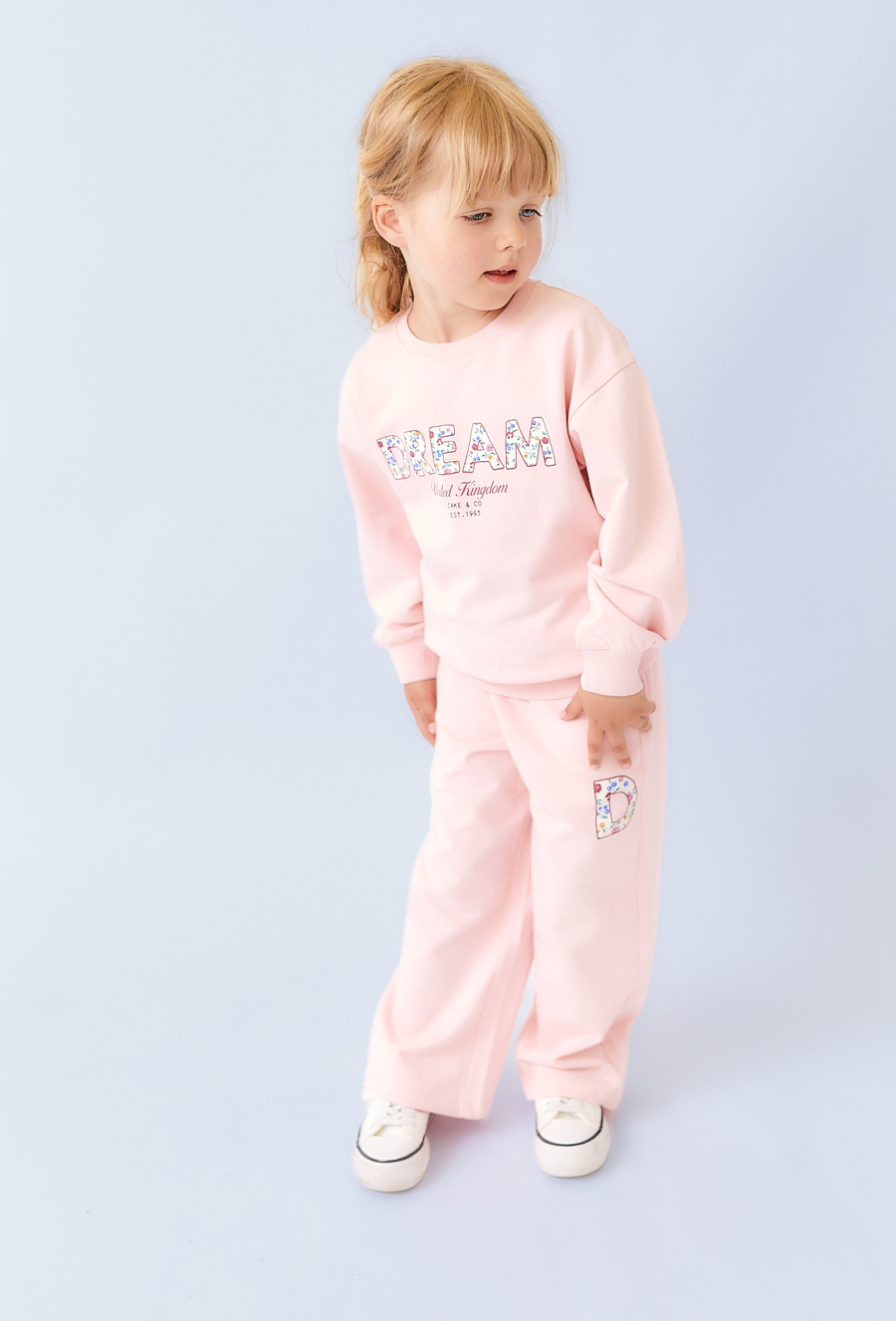 Różowe spodnie dresowe dziewczęce wide leg z aplikacją „D”