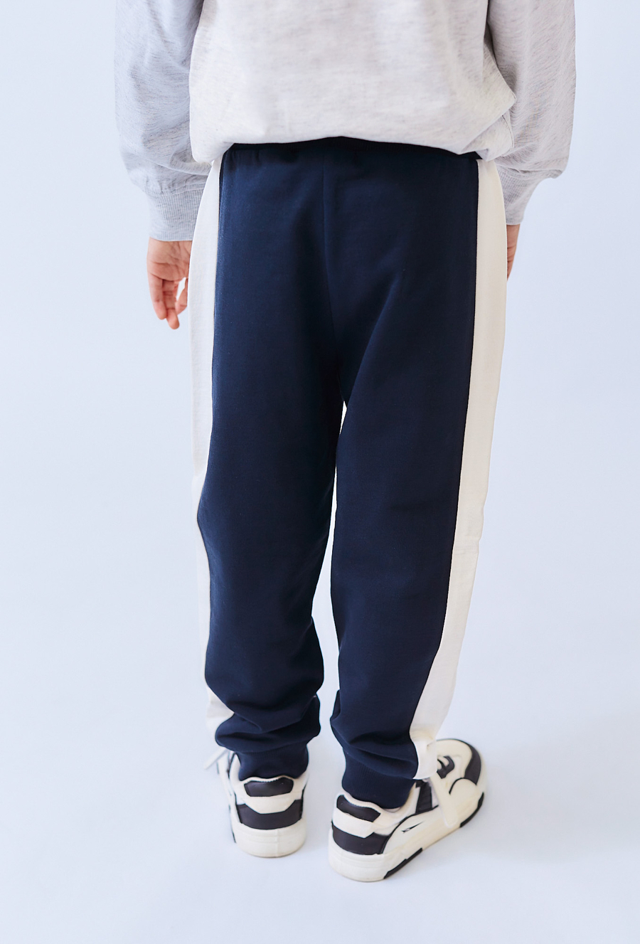 Granatowe spodnie dresowe dla chłopca z białymi lampasami