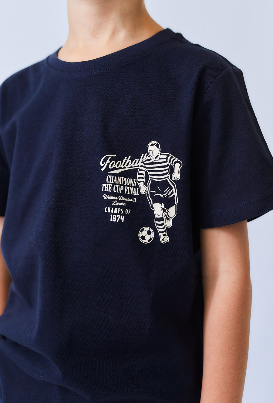 Granatowa koszulka chłopięca z nadrukiem piłkarskim.