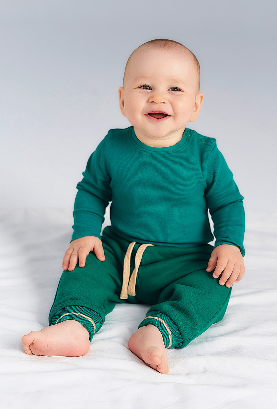 Zielone dresowe spodnie dla niemowlaka - 510.15.