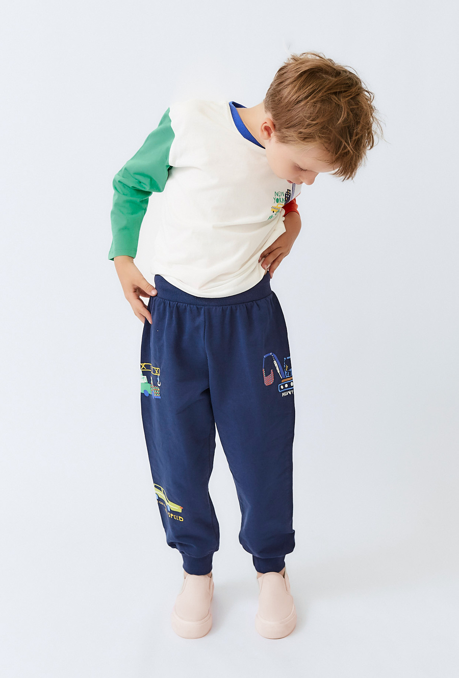 Granatowe spodnie dresowe dziecięce z nadrukiem aut.