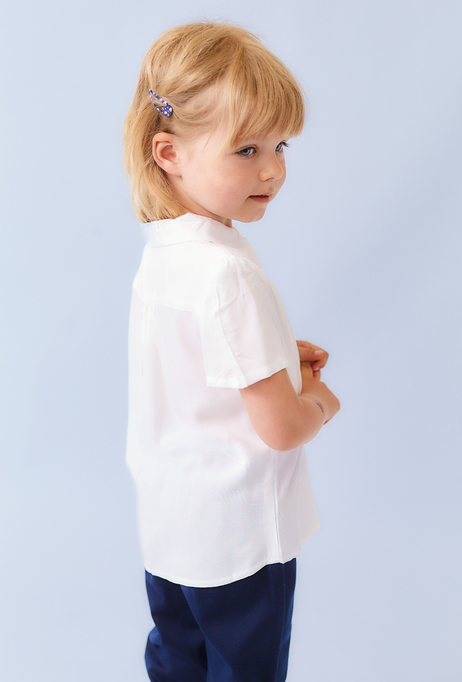 Biała koszula dziewczęca z ótkim rękawem i haftem.
