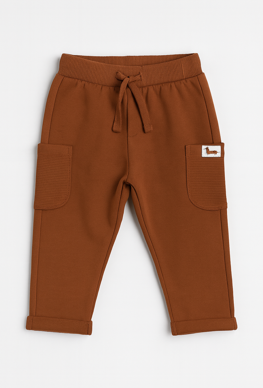 Spodnie chłopięce z kieszeniami i naszywką.