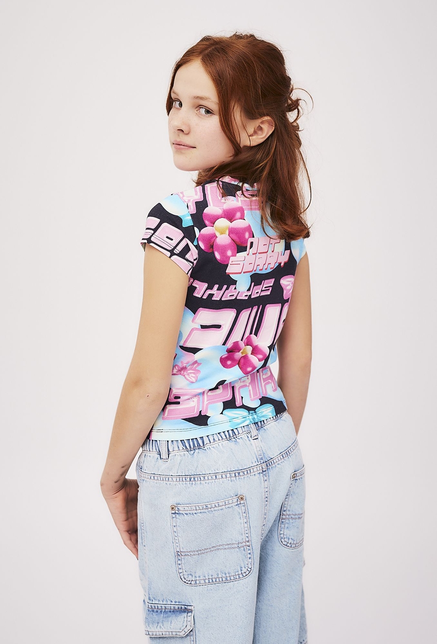 Dziewczęcy t-shirt z kolorowym nadrukiem