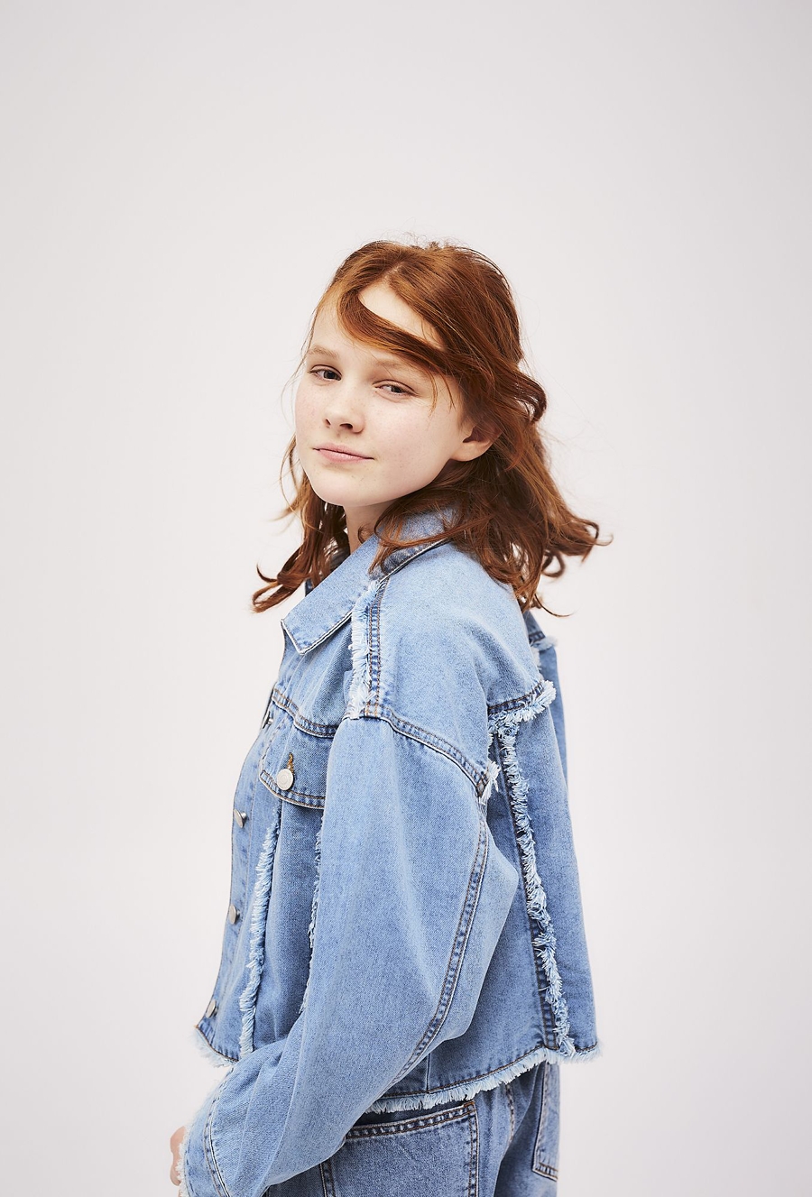 Krótka kurtka jeansowa dla dziewczynki - niebieska