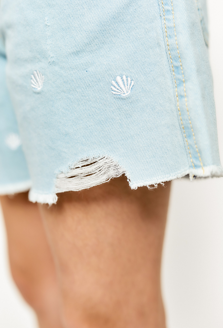 Szorty jeansowe z haftem