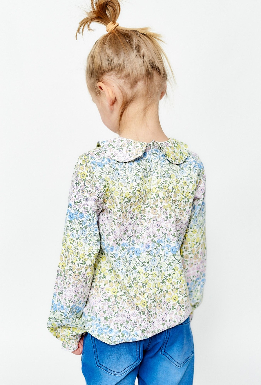 Bluzka w drobne kwiaty z kołnierzykiem