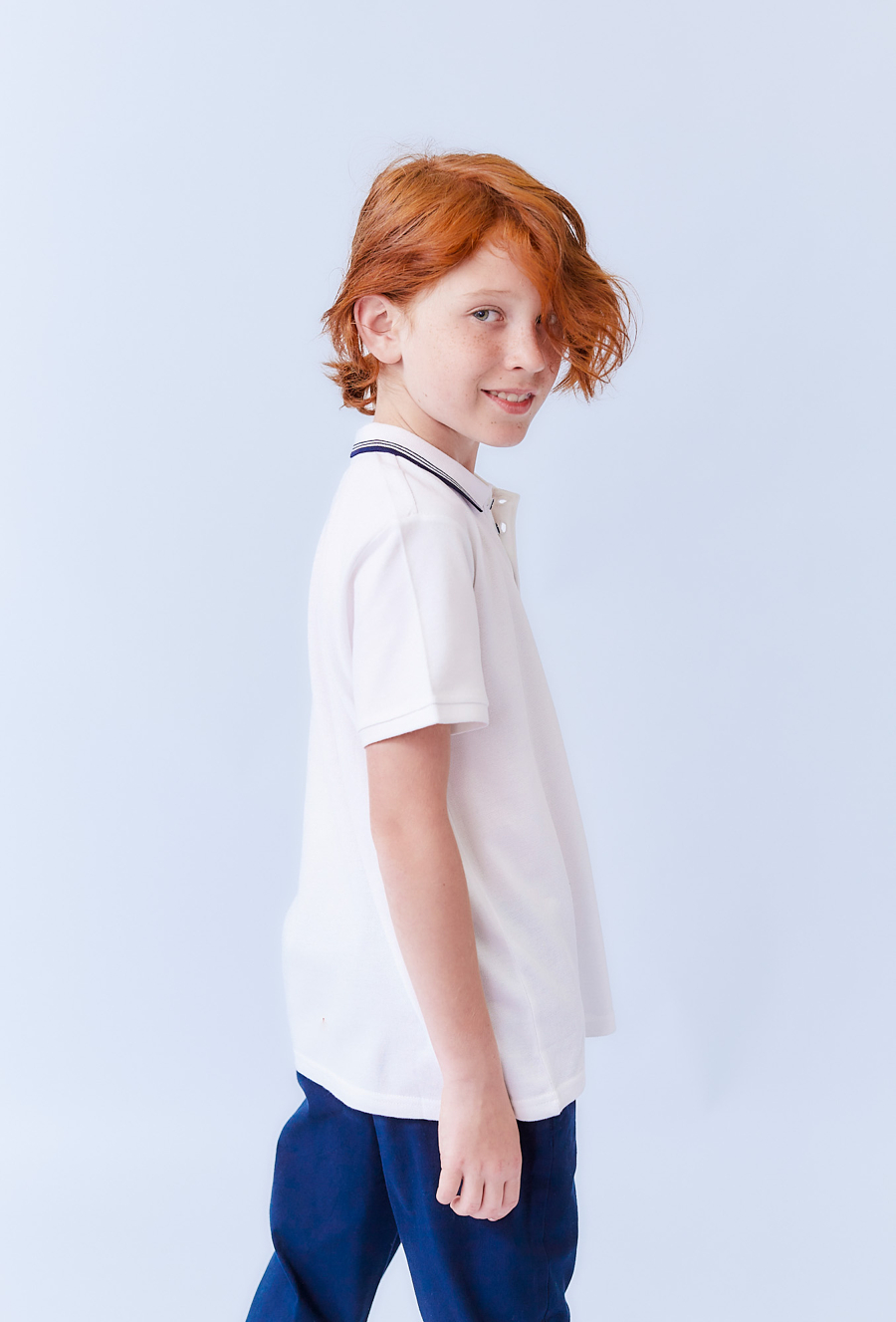 Białe polo chłopięce z kołnierzykiem