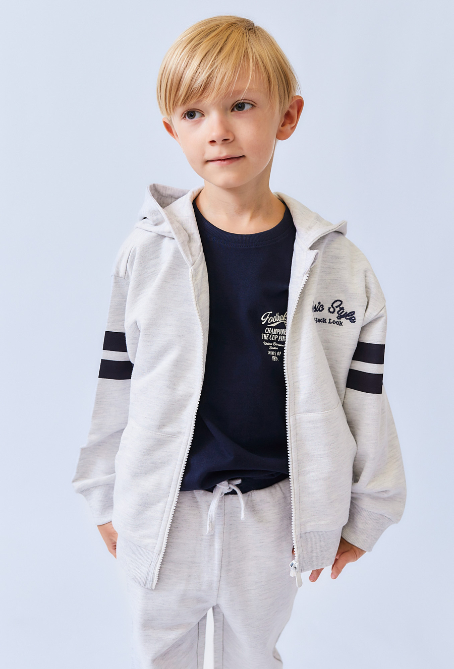 Szara bluza chłopięca z kapturem – rozpinana z nadrukiem.