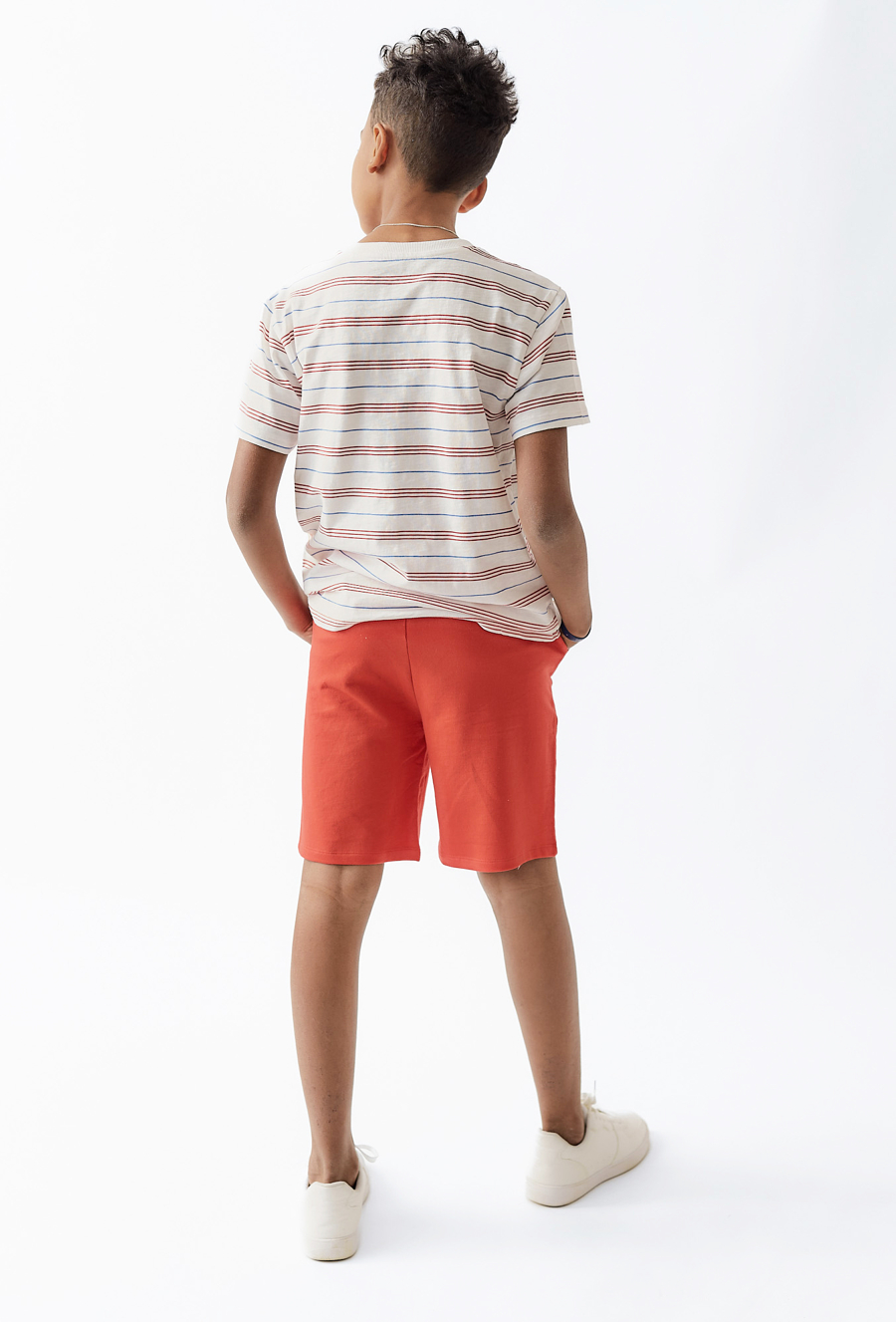 T-shirt chłopięcy - biały w czerwono-niebieskie paski