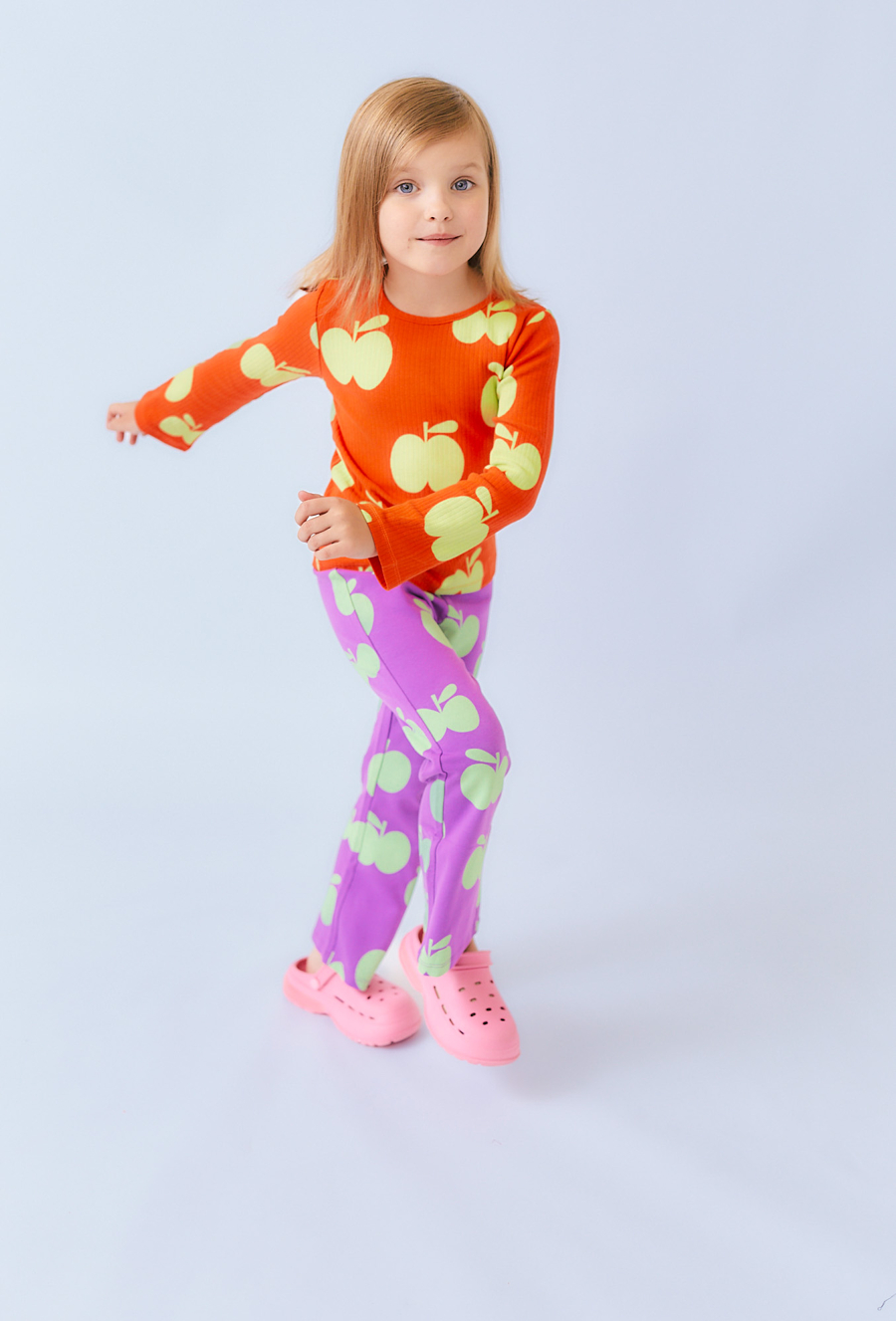 Fioletowe legginsy dziewczęce flare z jabłkami