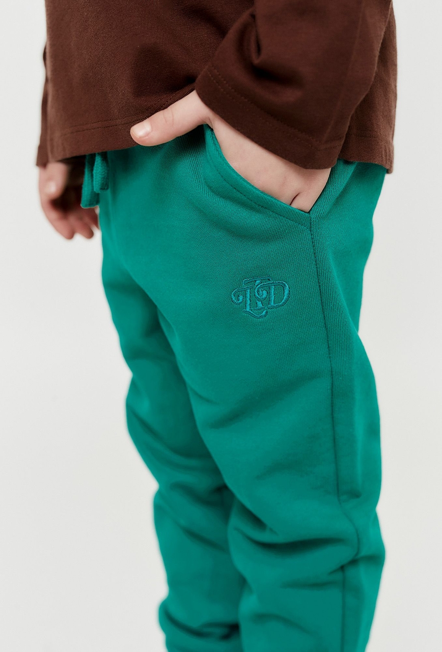 Zielone spodnie dresowe dla małego chłopca