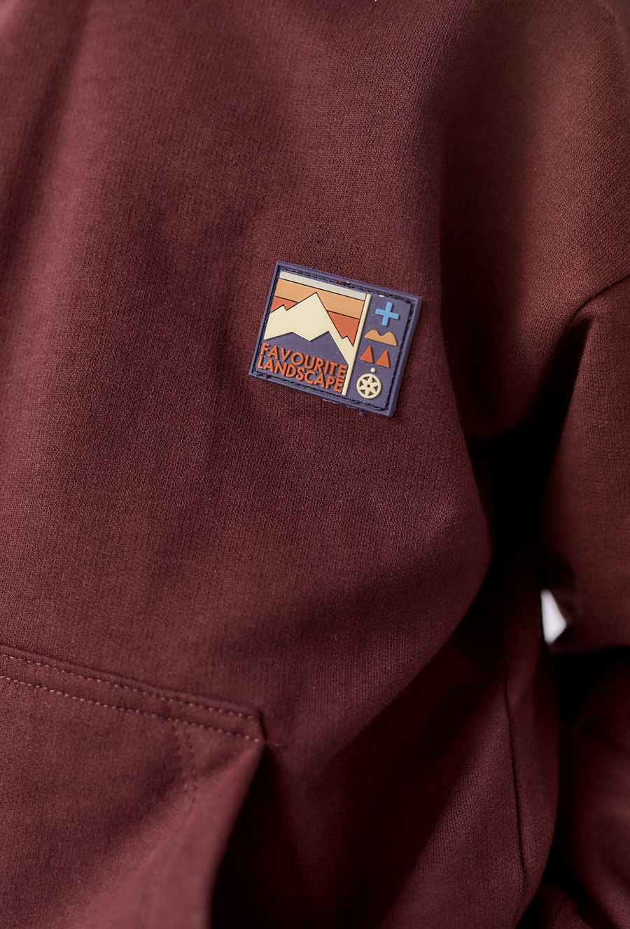 Bordowa bluza chłopięca z kapturem i kieszenią