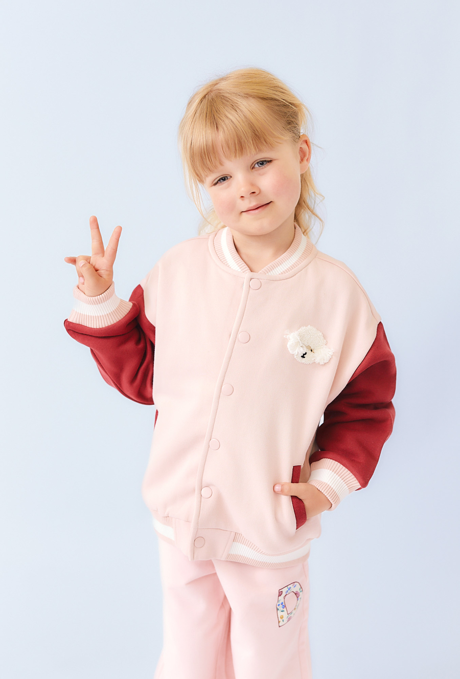 Różowa bomberka ocieplana z haftowaną aplikacją