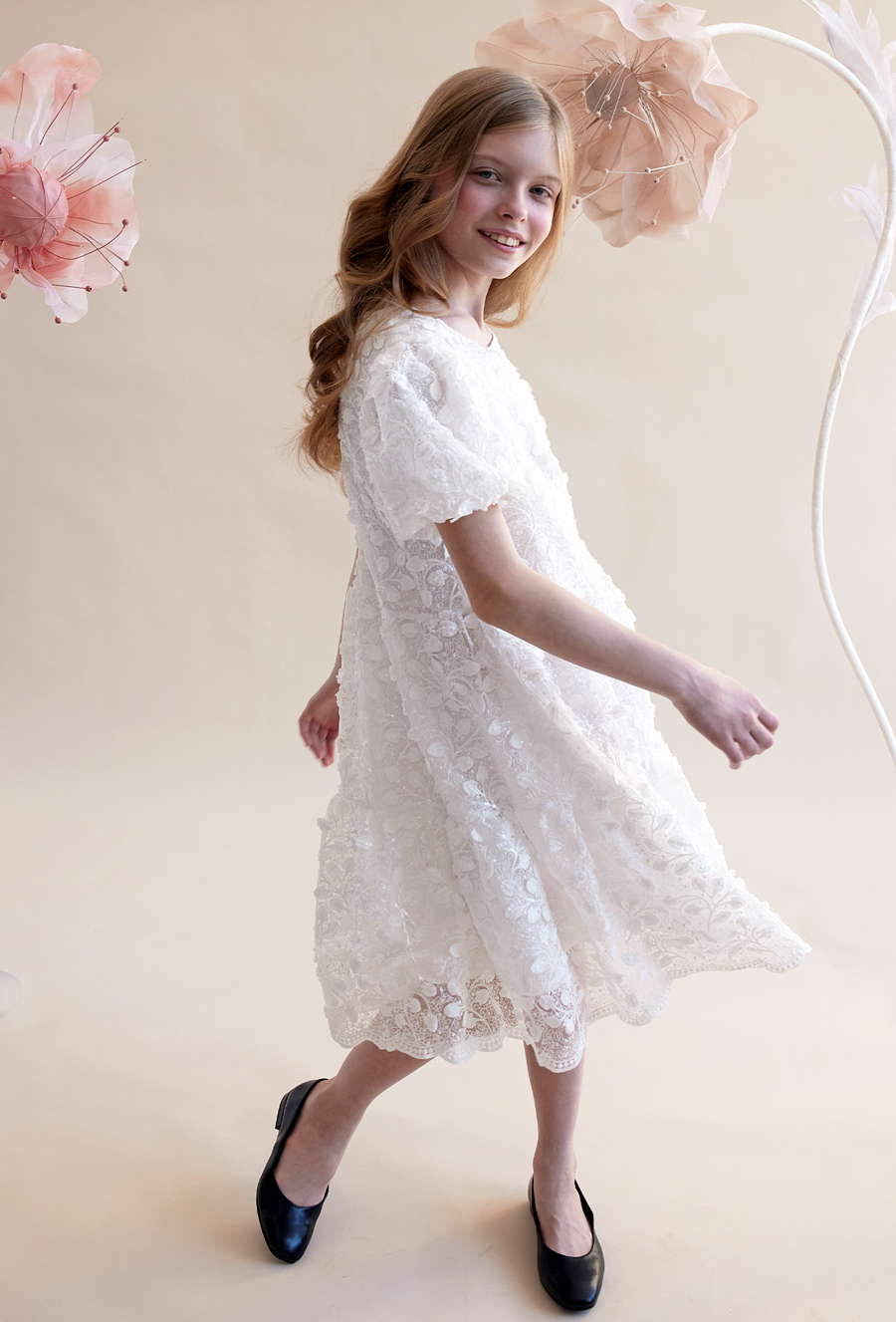 Biała elegancka sukienka z ótkimi rękawami