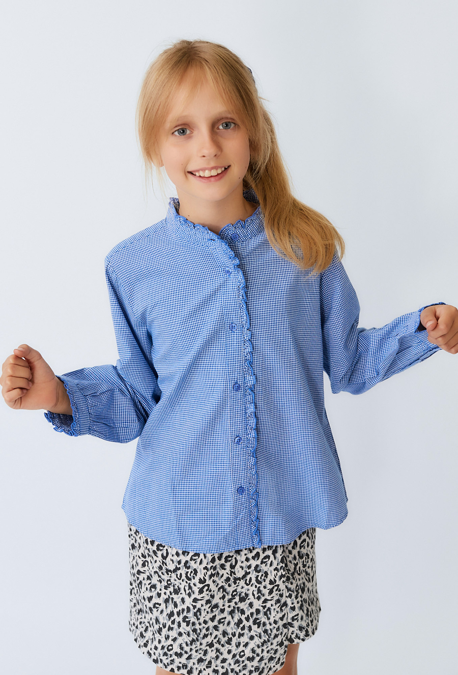 Koszula dziewczęca niebieska w atę z gumką do włosów.