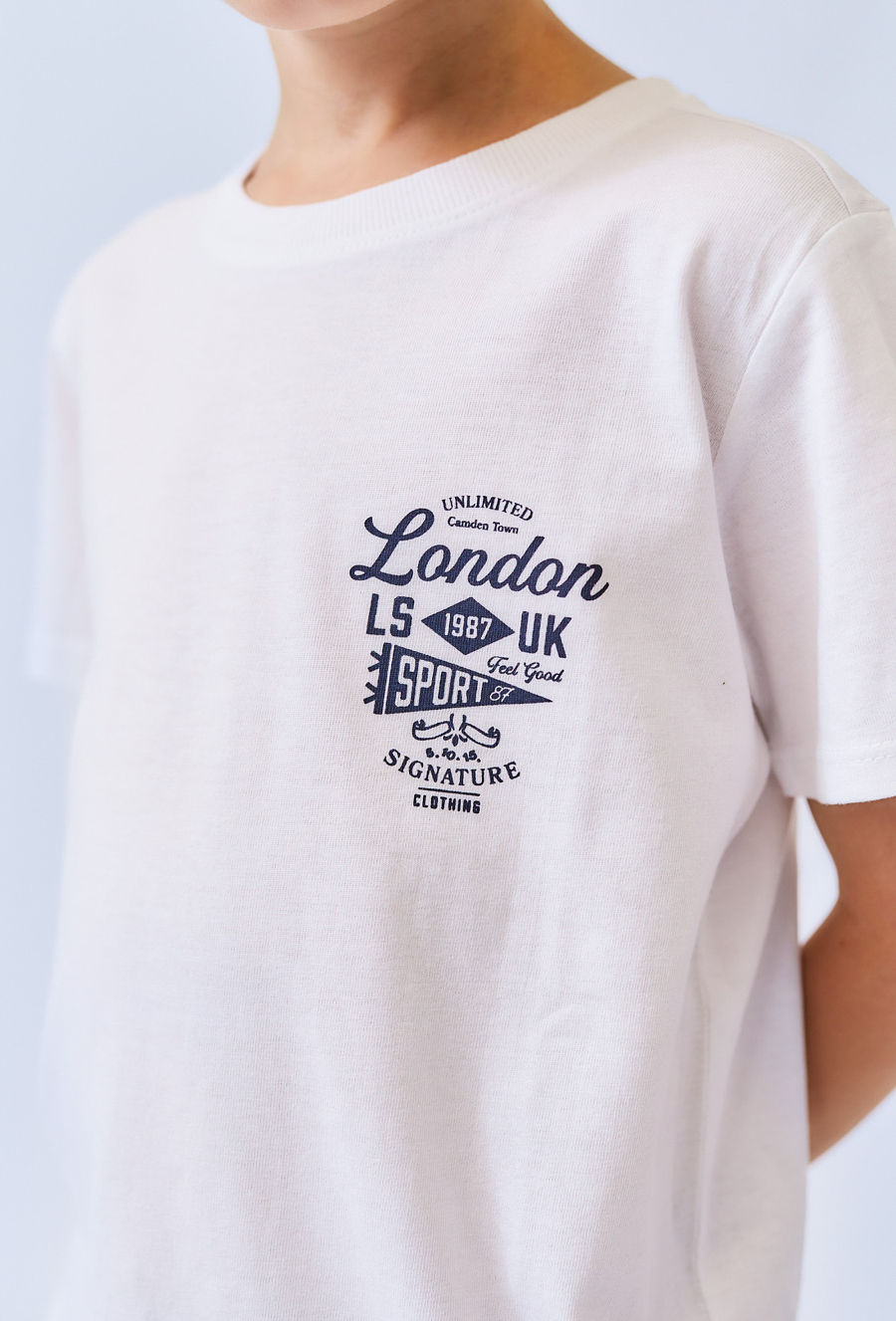 Biała koszulka chłopięca na WF z nadrukiem.