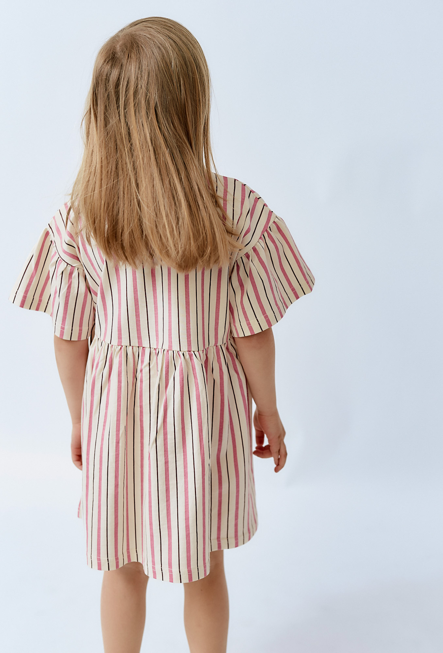 Sukienka w paski z ótkim rękawem