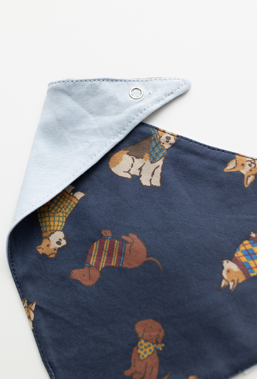 Chustka dziecięca z nadrukiem piesków.