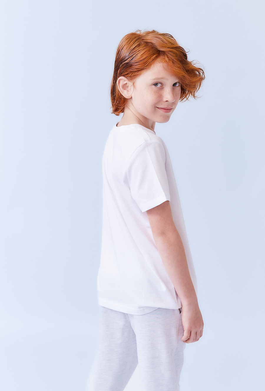 Biała koszulka chłopięca basic na WF