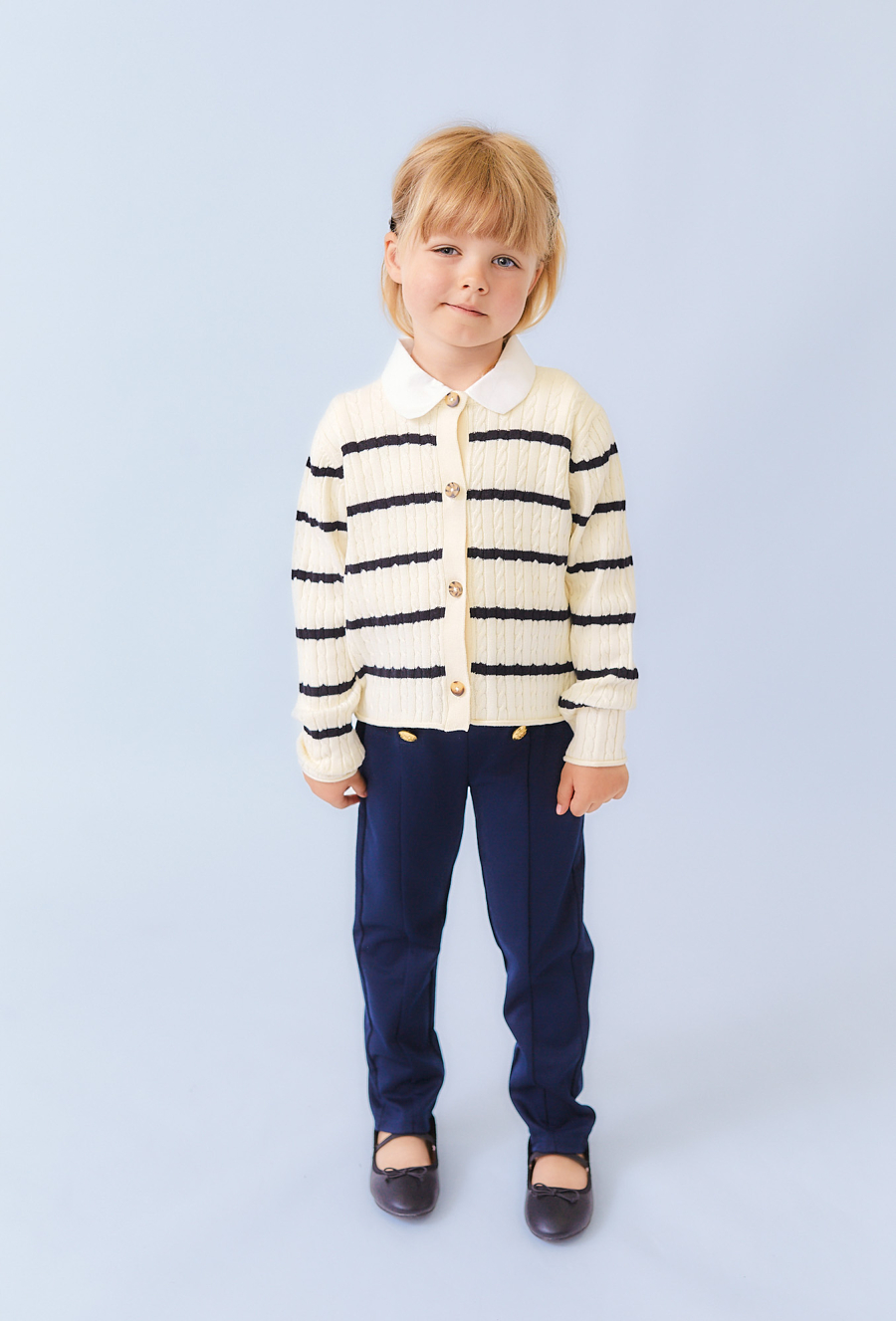 Ecru sweter dziewczęcy w paski z guzikami.