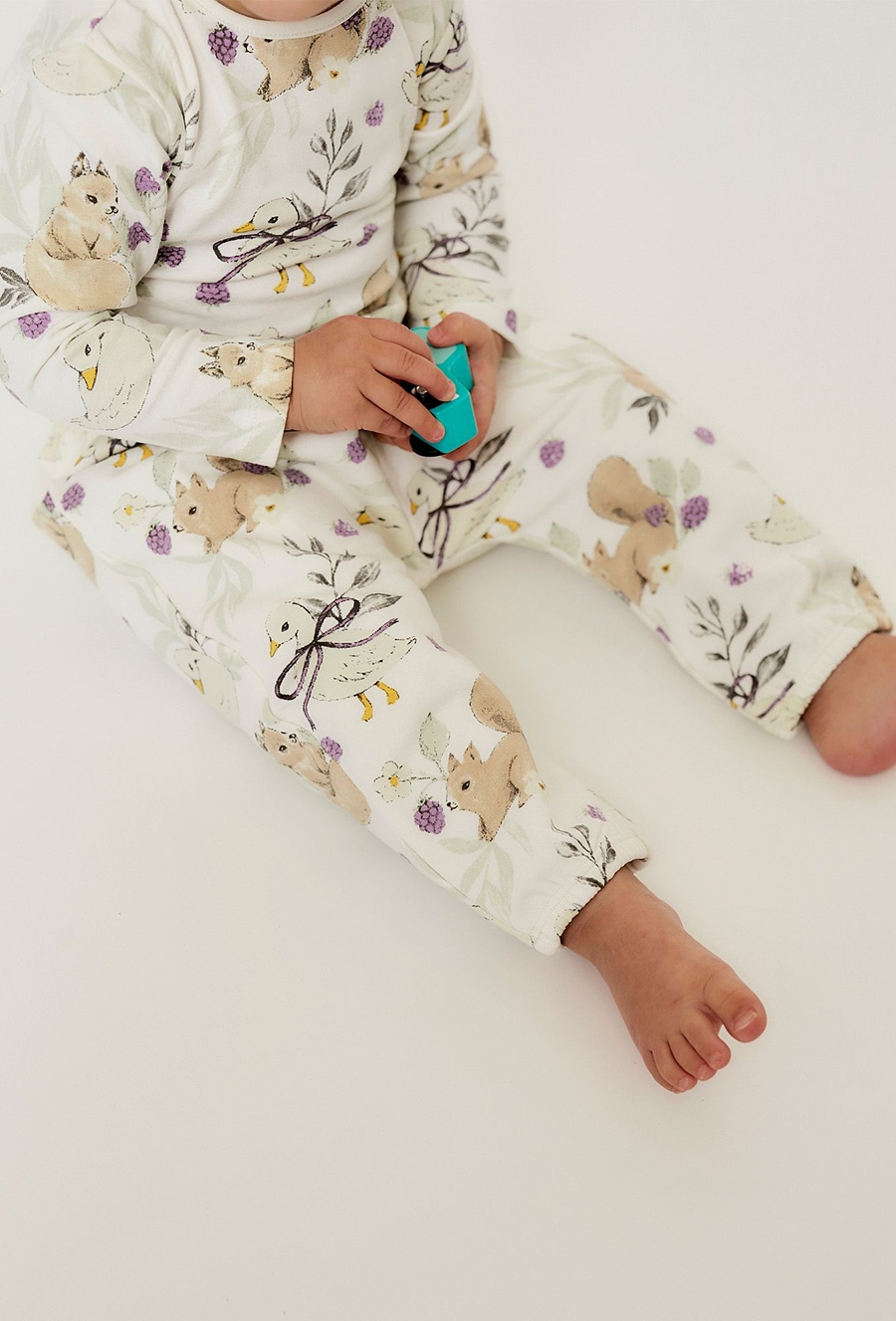 Białe spodnie dresowe dla niemowlaka - 510.15.