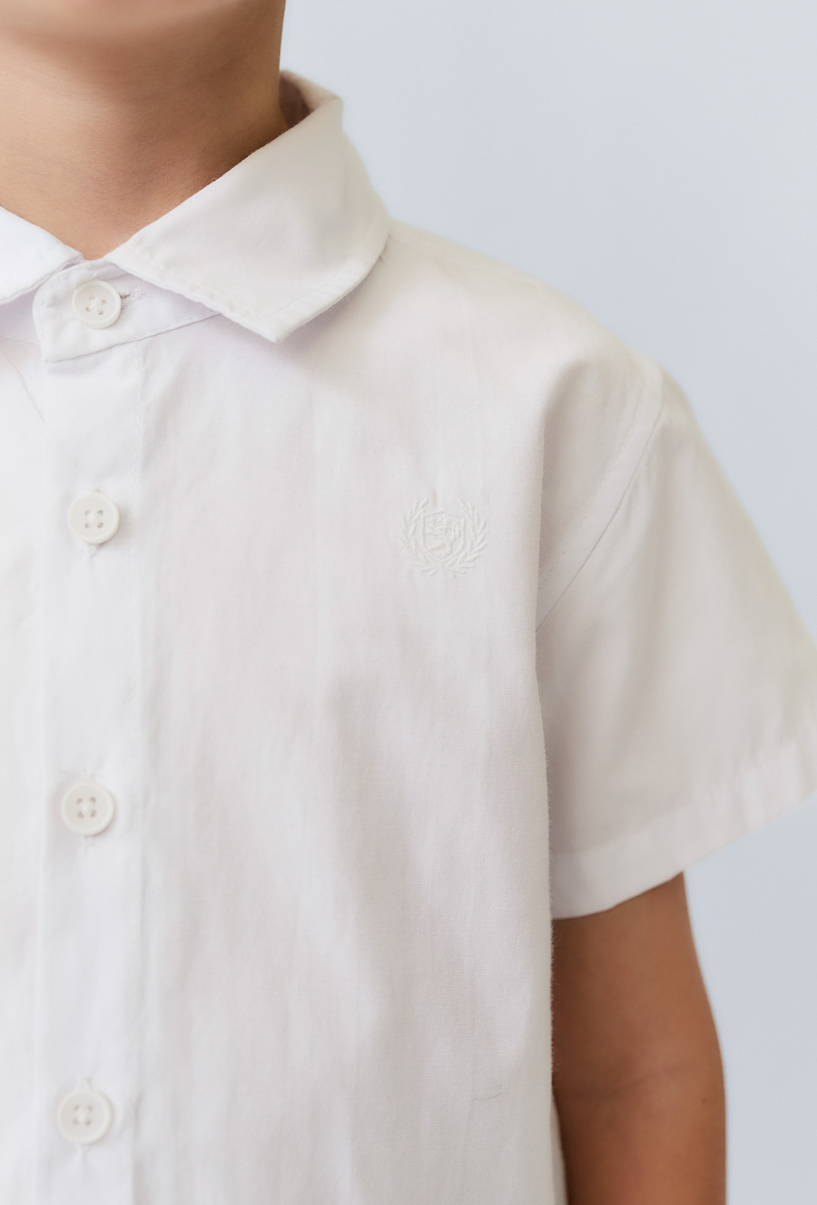 Biała koszula chłopięca z ótkim rękawem i haftem