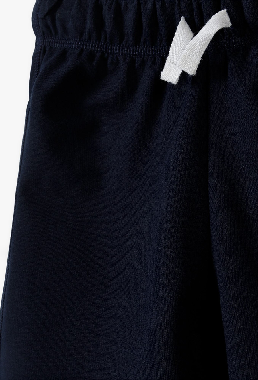 Komplet na zajęcia sportowe - biały t-shirt i granatowe spodenki