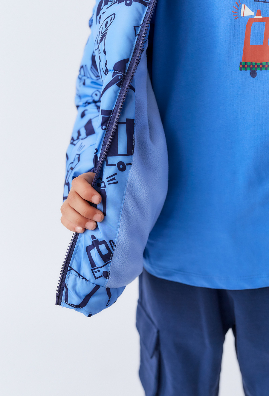 Niebieska kurtka zimowa chłopięca z nadrukiem pojazdów