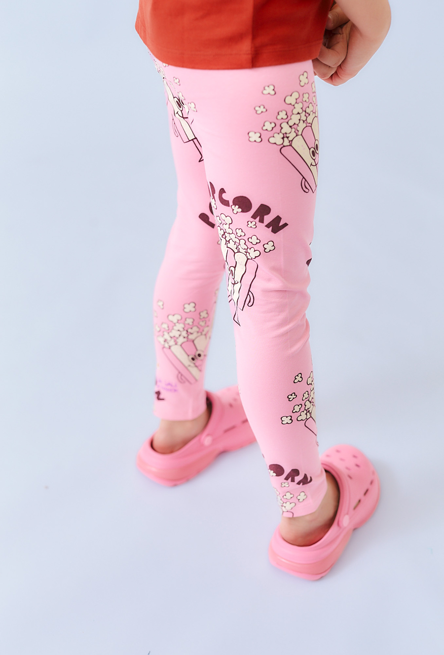 Różowe legginsy dziewczęce z motywem popcornu