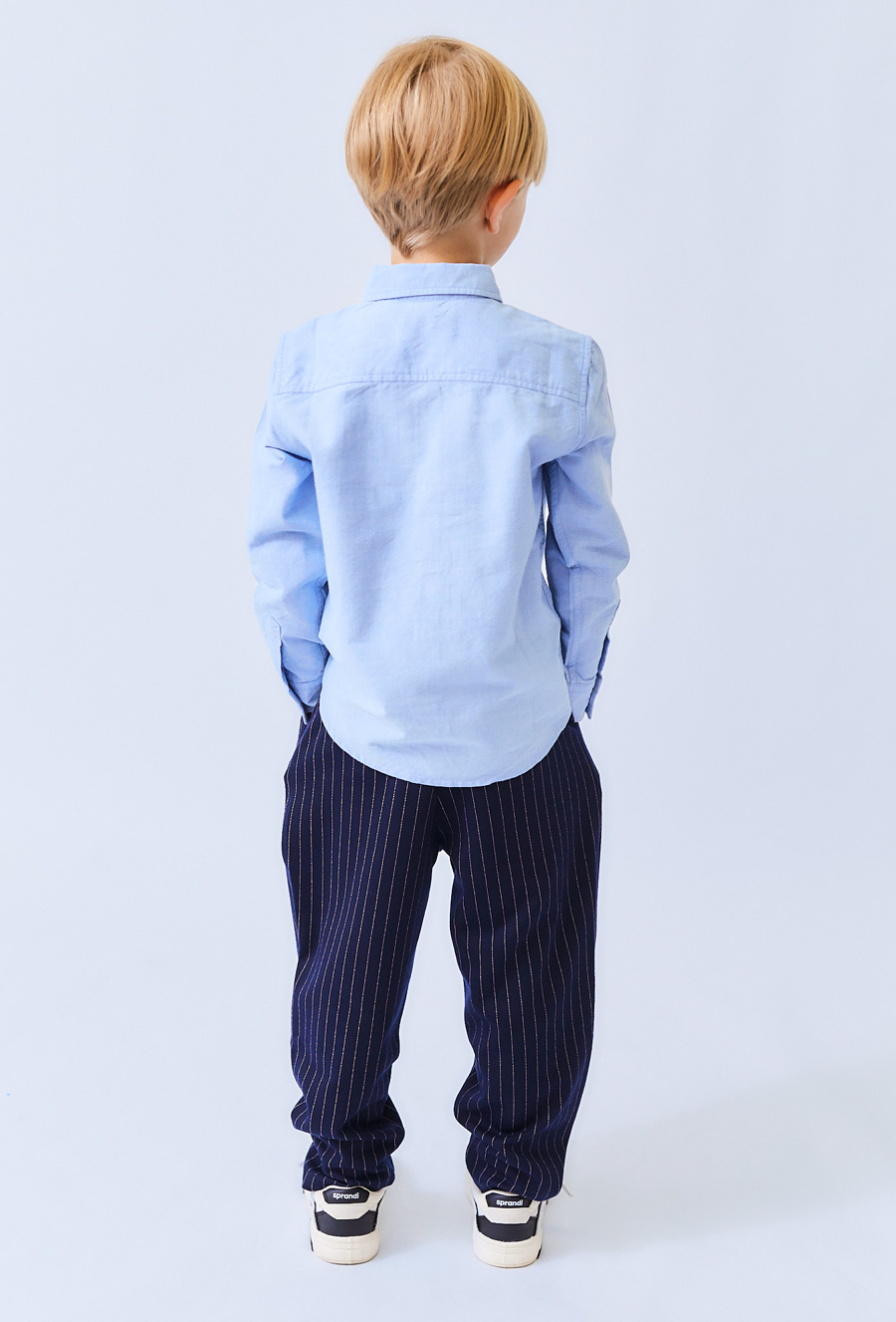 Granatowe spodnie dresowe chłopięce w prążek.