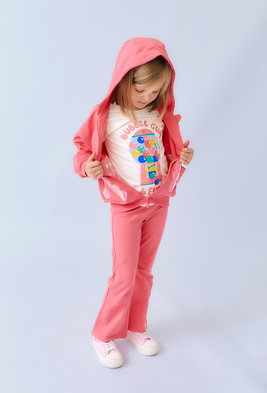 Różowa bluza dziewczęca z kapturem i aplikacjami na kieszeniach