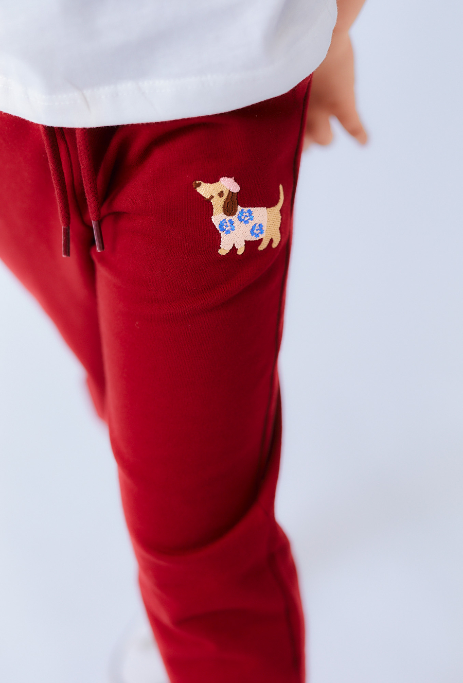 Czerwone spodnie dresowe dziewczęce z haftem.