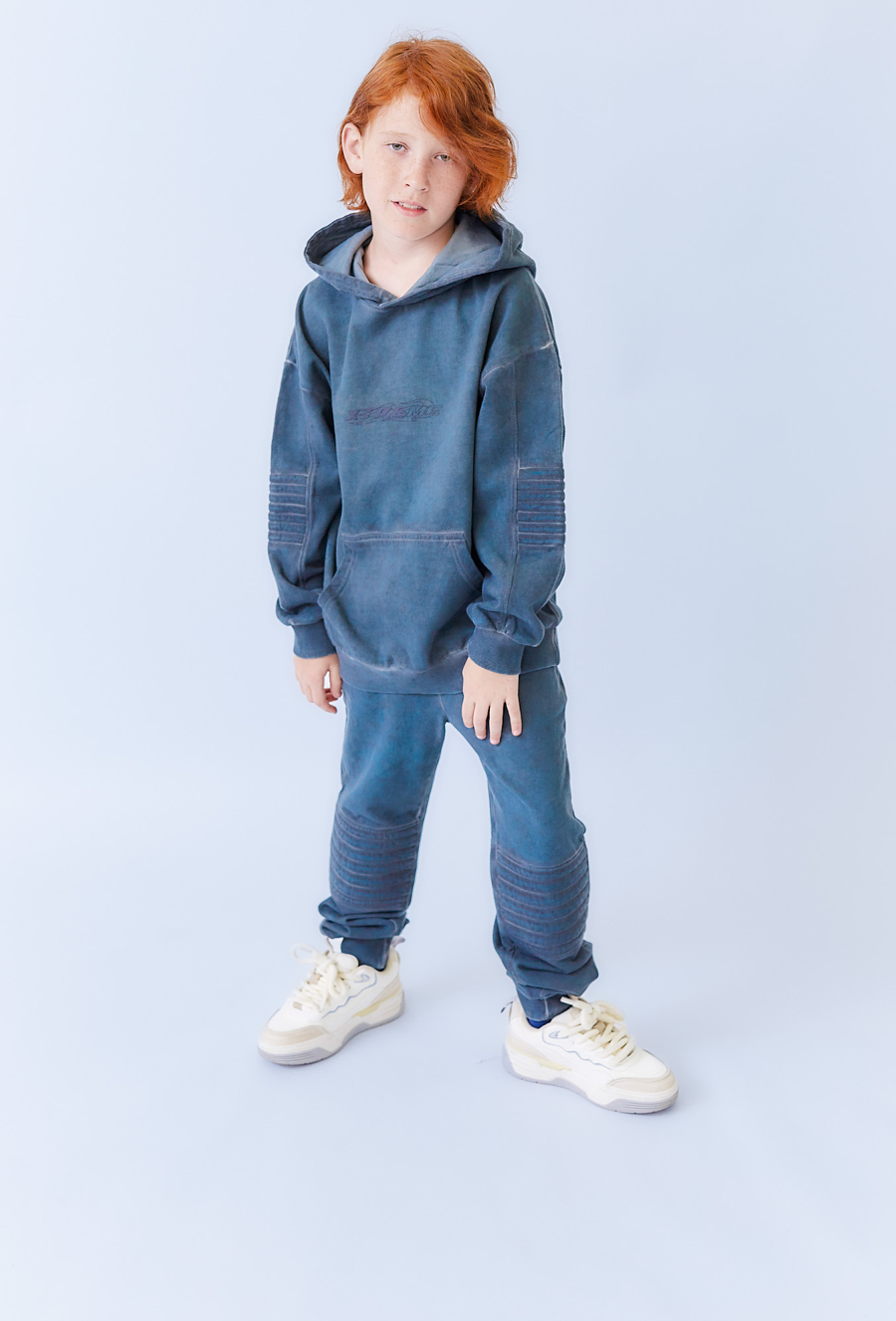 Szara bluza chłopięca z kapturem i efektem sprania