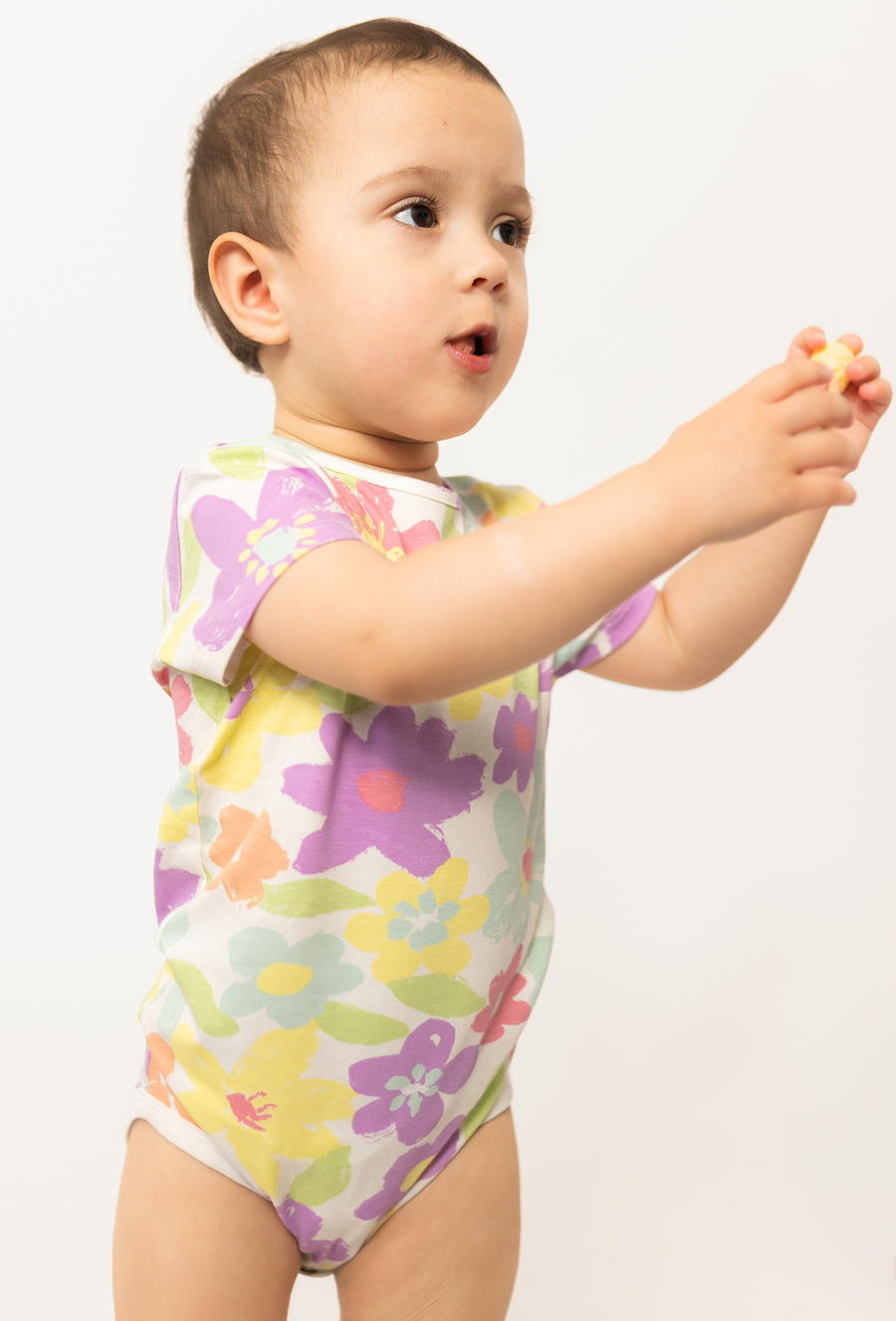 Body z ótkim rękawem w kolorowe kwiaty