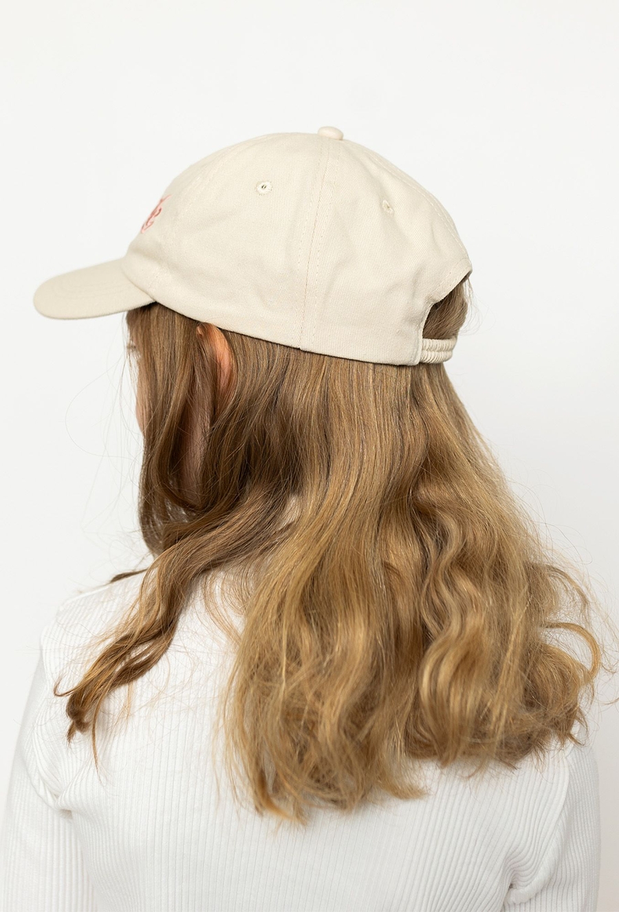 Beżowa czapka z daszkiem - haftowany napis